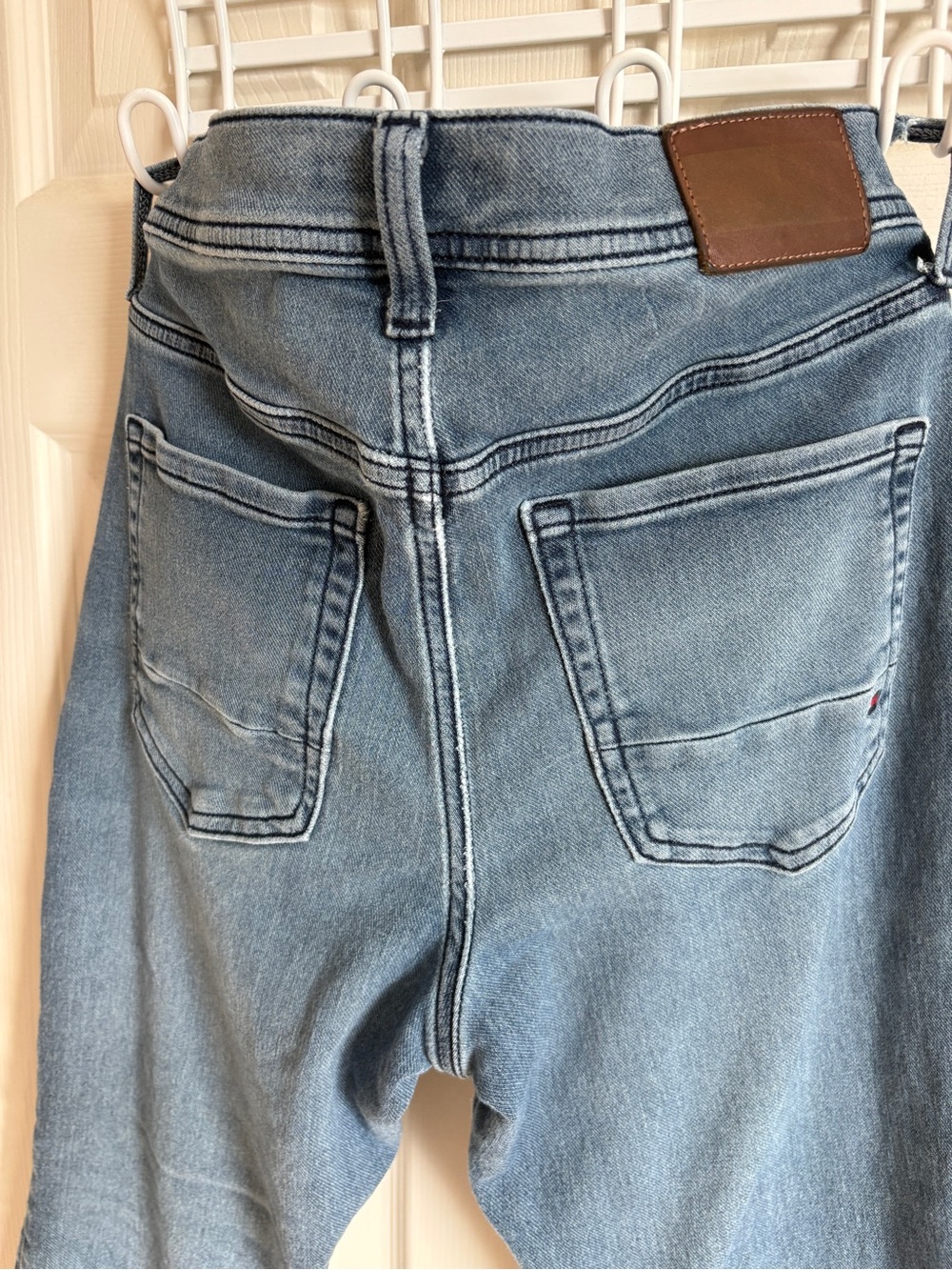 Tommy Hilfiger Light Wash High-Rise  Jeans. So soft!!! 30x30 - Picture 5 of 6